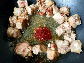 放入适量豆瓣酱翻炒出香味。