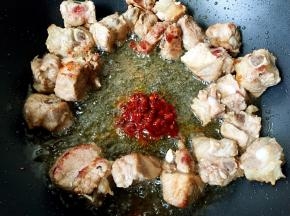 放入适量豆瓣酱翻炒出香味。