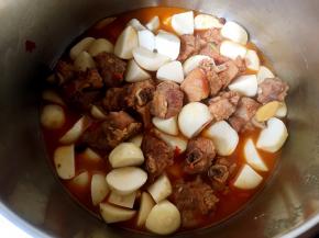 20分钟后加入芋儿翻拌均匀，再盖上盖子上汽后压5分钟即可。