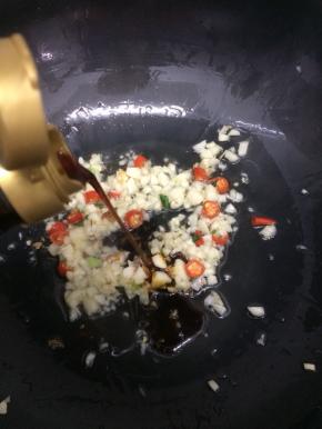 在倒入少许生抽翻炒片刻