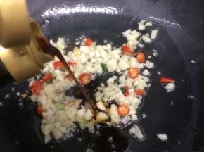 在倒入少许生抽翻炒片刻