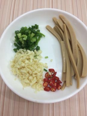 蒜、小葱和小米椒切成小粒，火腿肠切成长条