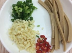 蒜、小葱和小米椒切成小粒，火腿肠切成长条
