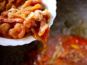 再加入腌制好的里脊肉大火翻炒