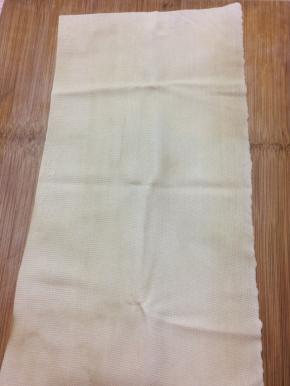 拿一张干豆腐平铺在菜板上