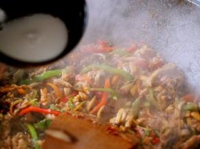 倒入用水化开的淀粉勾芡