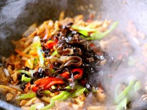 加入切丝的木耳、大火继续翻炒片刻