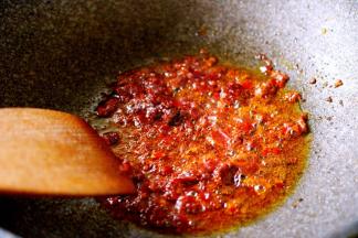热锅加油烧至八成热、爆香郫县豆瓣酱