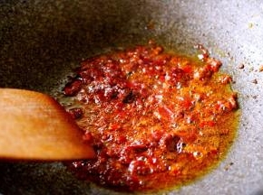 热锅加油烧至八成热、爆香郫县豆瓣酱