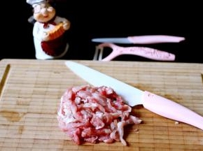 排酸过的里脊肉洗净后用刀切丝