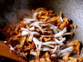 加入切丝的花菇继续翻炒片刻