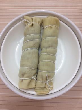 两个全部做好，放在盘子上，蒸锅中加入适量的水烧开，然后把盘子和做好豆腐卷，放入锅中大火蒸15分钟