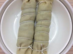 两个全部做好，放在盘子上，蒸锅中加入适量的水烧开，然后把盘子和做好豆腐卷，放入锅中大火蒸15分钟