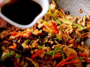 加入调好的调料汁继续翻炒均匀