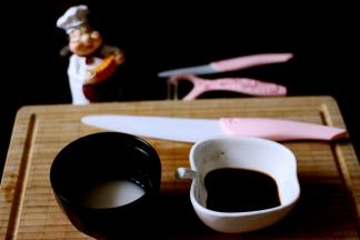 淀粉提前用少许清水化开、取一小碗加入生抽、蚝油、白糖和米醋、适量盐和鸡精混合均匀备用