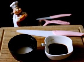 淀粉提前用少许清水化开、取一小碗加入生抽、蚝油、白糖和米醋、适量盐和鸡精混合均匀备用