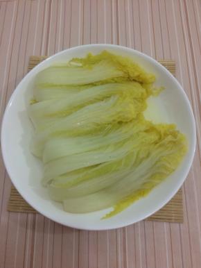 洗干净的娃娃菜均匀的摆在盘子中