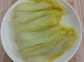 洗干净的娃娃菜均匀的摆在盘子中