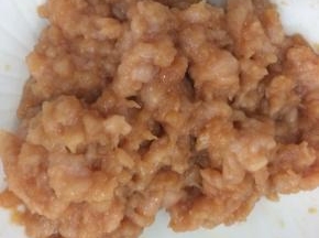 搅拌均匀腌制10分钟备用