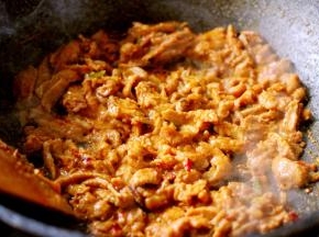 大火炒至变色断生后