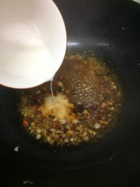 在倒入和好的水淀粉勾芡