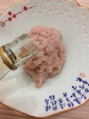 肉馅中加入料酒