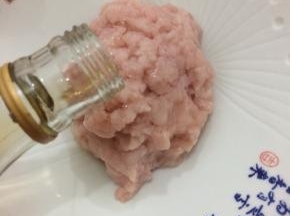 肉馅中加入料酒