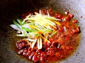 加入切好的葱姜丝爆出香味