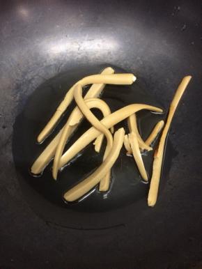 炒锅里加入适量的油烧热后，放入火腿肠煎一下