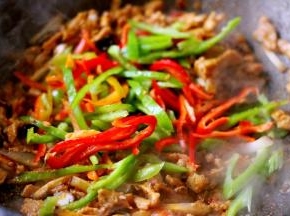 再加入切好的各种彩椒