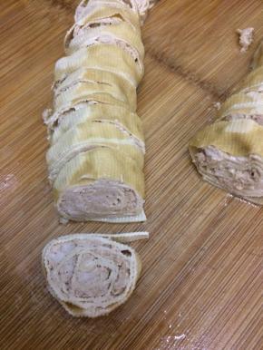 蒸好后，拿出晾凉，切成适当的片