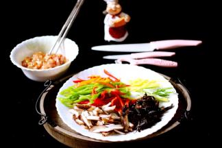 所有的食材准备好了、开始准备炒菜
