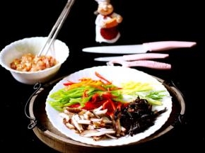 所有的食材准备好了、开始准备炒菜