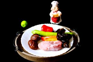 准备所有食材、里脊肉提前放到冰箱冷冻排酸、新鲜花菇洗净、各种彩椒洗净、木耳提前泡发后洗净备用