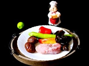 准备所有食材、里脊肉提前放到冰箱冷冻排酸、新鲜花菇洗净、各种彩椒洗净、木耳提前泡发后洗净备用
