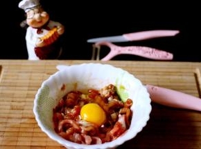 切好的肉丝里、加入打散的鸡蛋、料酒、胡椒粉、鸡精、适量的盐和生抽、5克木薯淀粉搅拌均匀后腌制10分钟