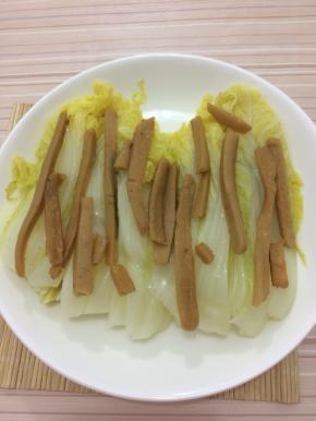 煎好的火腿肠放在娃娃菜上