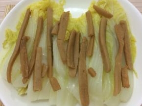 煎好的火腿肠放在娃娃菜上