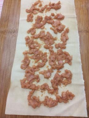 上面均匀的抹上，腌制好的肉末