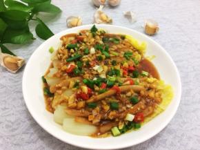 炒好的蒜蓉放在娃娃菜上面，上锅蒸十分钟即可取出