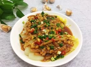 炒好的蒜蓉放在娃娃菜上面，上锅蒸十分钟即可取出