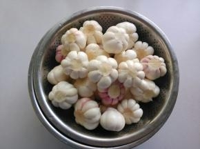 大蒜在淡盐水里泡两天，去除了大蒜的辛辣，进行了初步的消毒。然后用清水冲洗干净，大蒜头朝下控水。