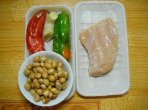 准备好鸡脯肉、青红椒、熟花生、生姜。