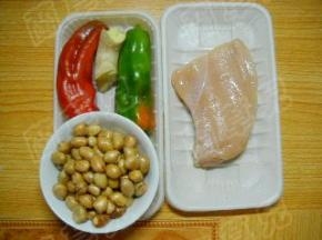 准备好鸡脯肉、青红椒、熟花生、生姜。