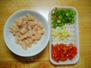 鸡肉、生姜、青红椒洗净，分别切好备用。