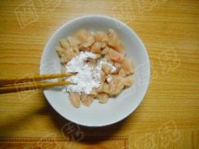 鸡肉用盐、淀粉、料酒拌好备用。