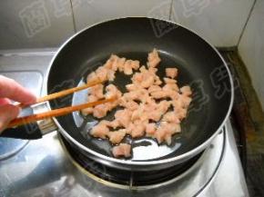 锅中油热，滑散鸡肉，盛起备用。