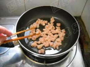 锅中油热，滑散鸡肉，盛起备用。