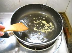 锅中余油，爆香生姜。