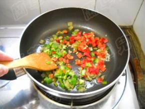 倒入青红椒，炒匀。